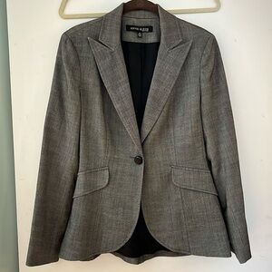 Fitted gray light wool blazer that hugs an hourglass figure like a dream!